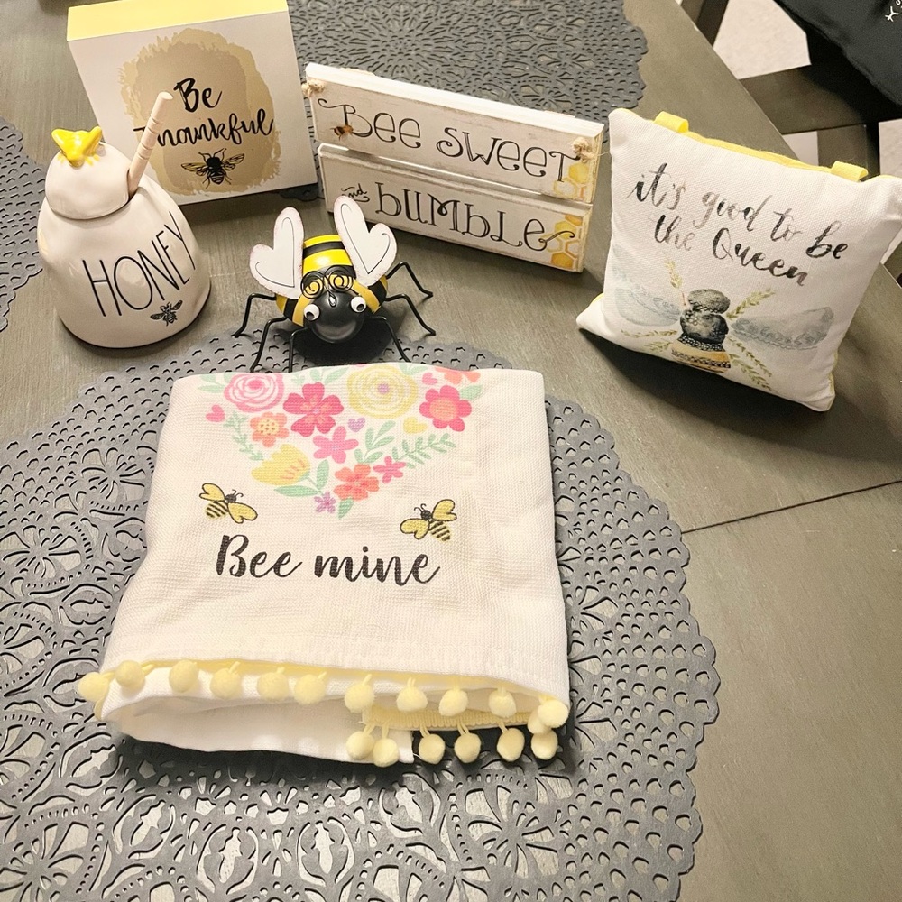 Summer bee decor